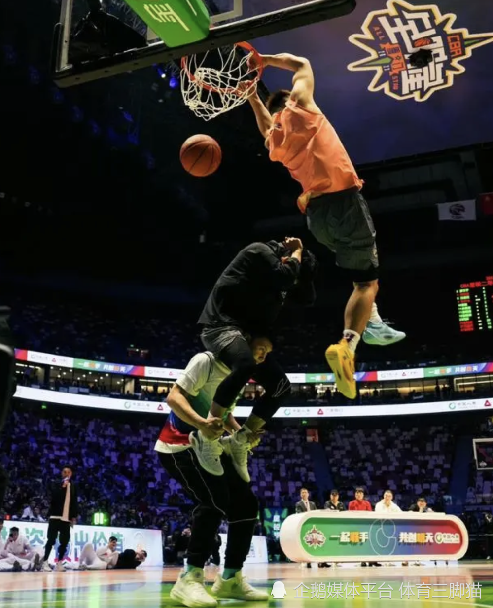 PG电子线上登入-精彩扣篮集锦回顾，球迷欢呼连连