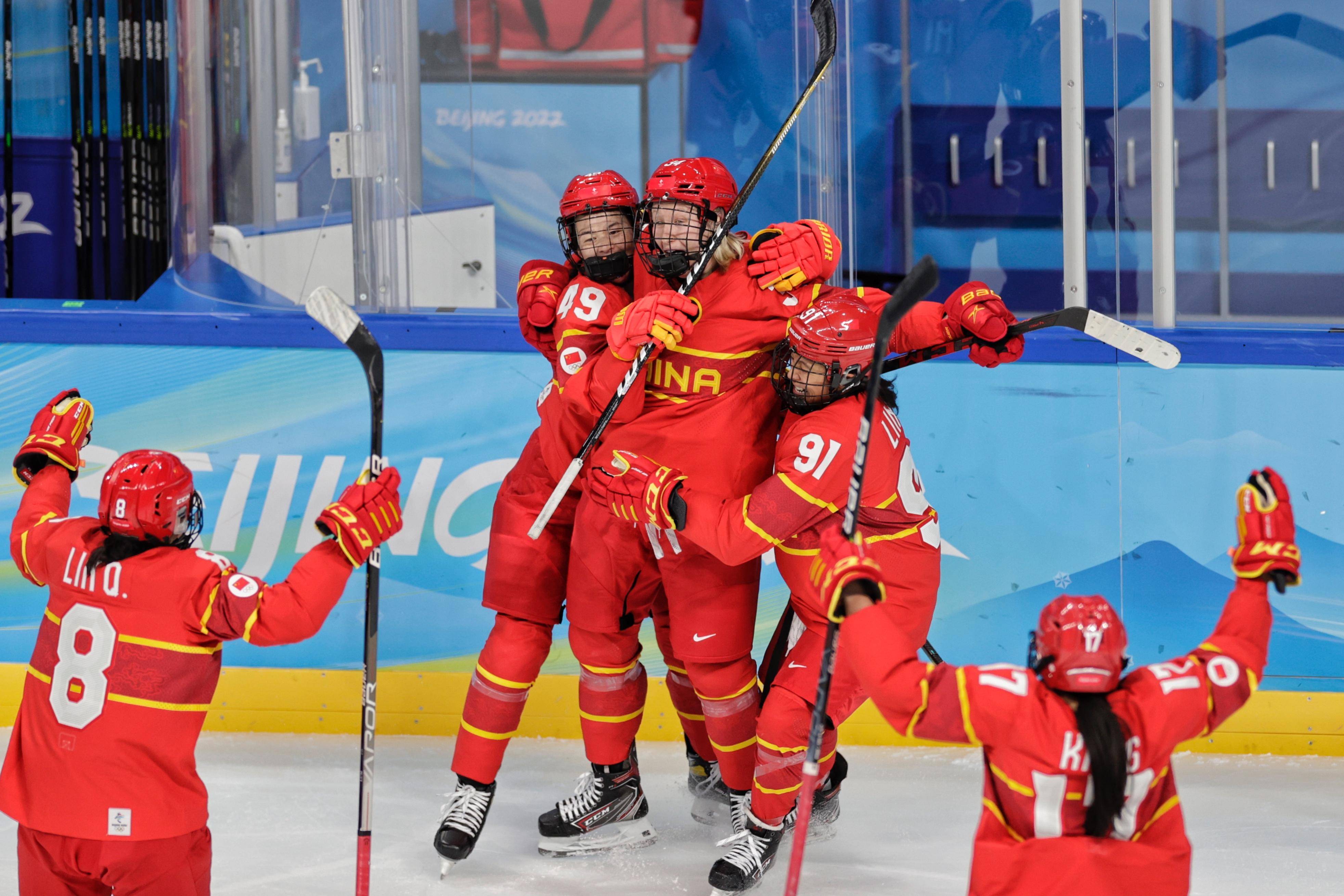 女队球员们在比赛中的精彩表现 女队球员们在比赛中的精彩表现