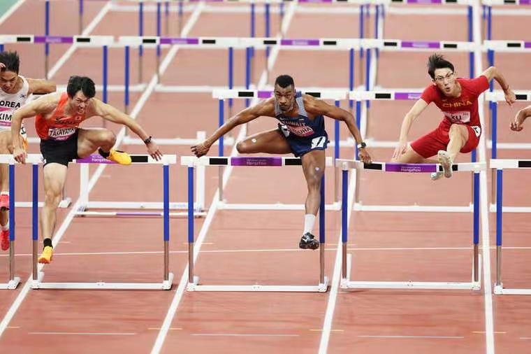 跨栏比赛上英国选手获得第一名