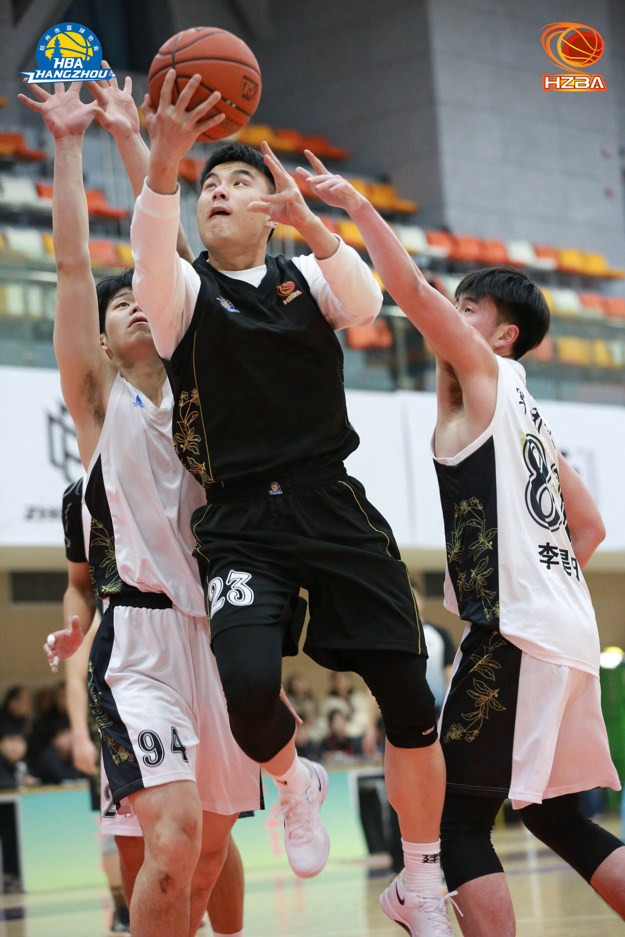 激烈比赛席卷中国职业篮球联赛 激烈比赛席卷中国职业篮球联赛