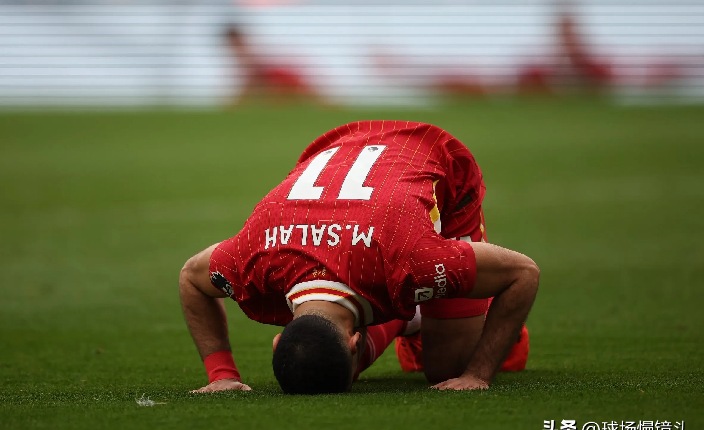 利物浦客场遭遇惨败，英超榜首被压