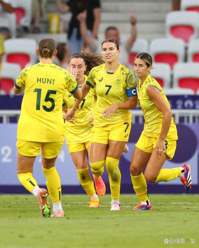 加拿大女足队表现出色,成功晋级女子足球杯赛四强 加拿大女足队表现出色,成功晋级女子足球杯赛四强