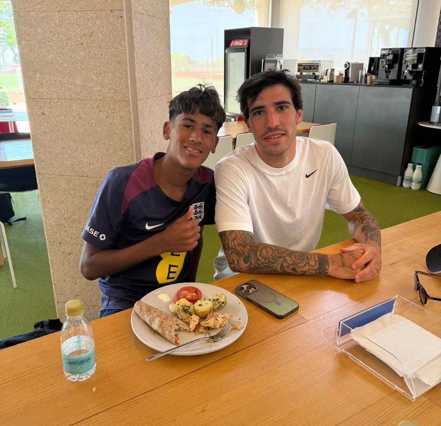 PG电子官网入口-曼联青训营选拔全球足球新秀