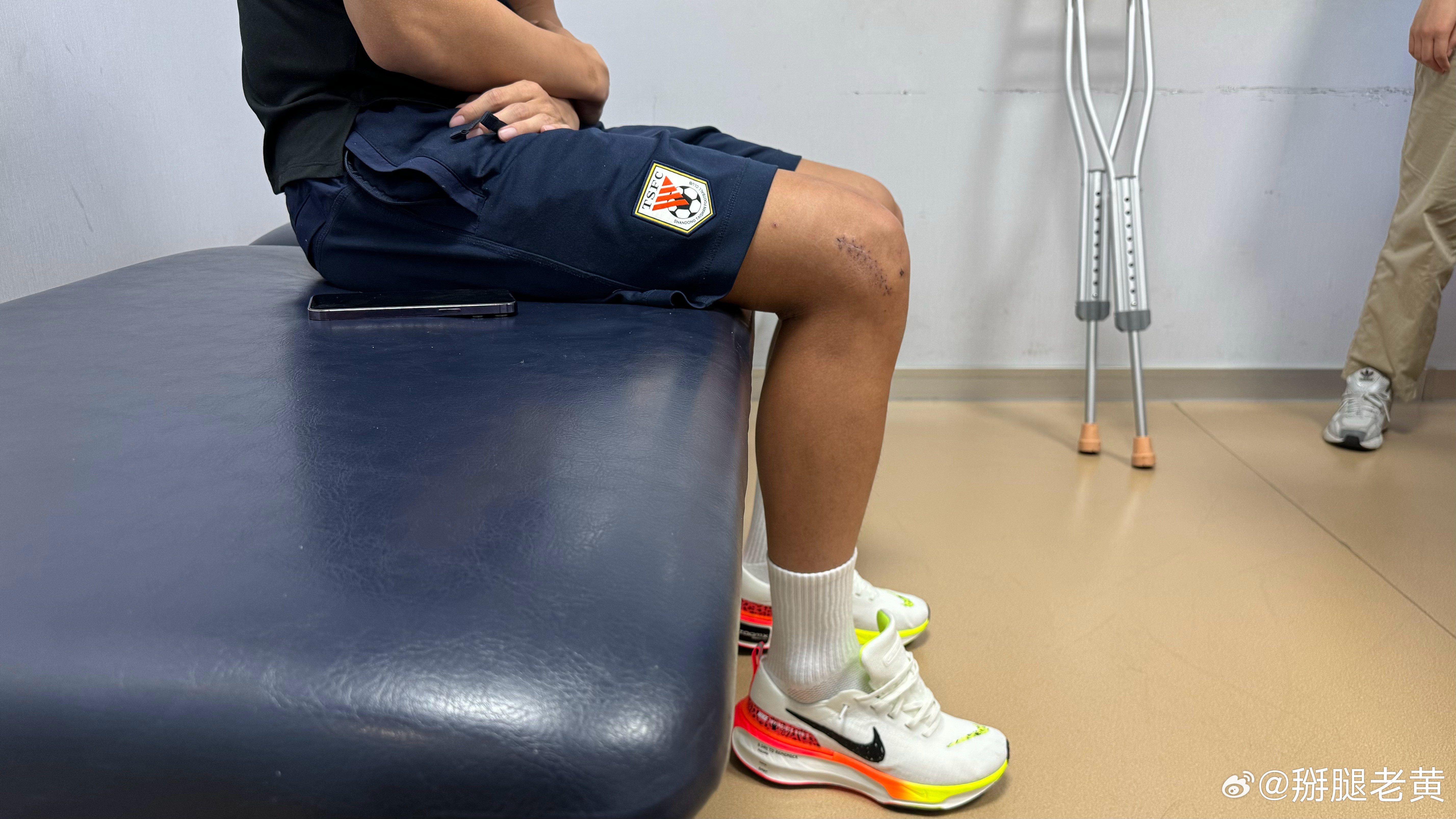 关于乌拉圭队球员膝盖受伤,需长时间休养的信息 关于乌拉圭队球员膝盖受伤,需长时间休养的信息