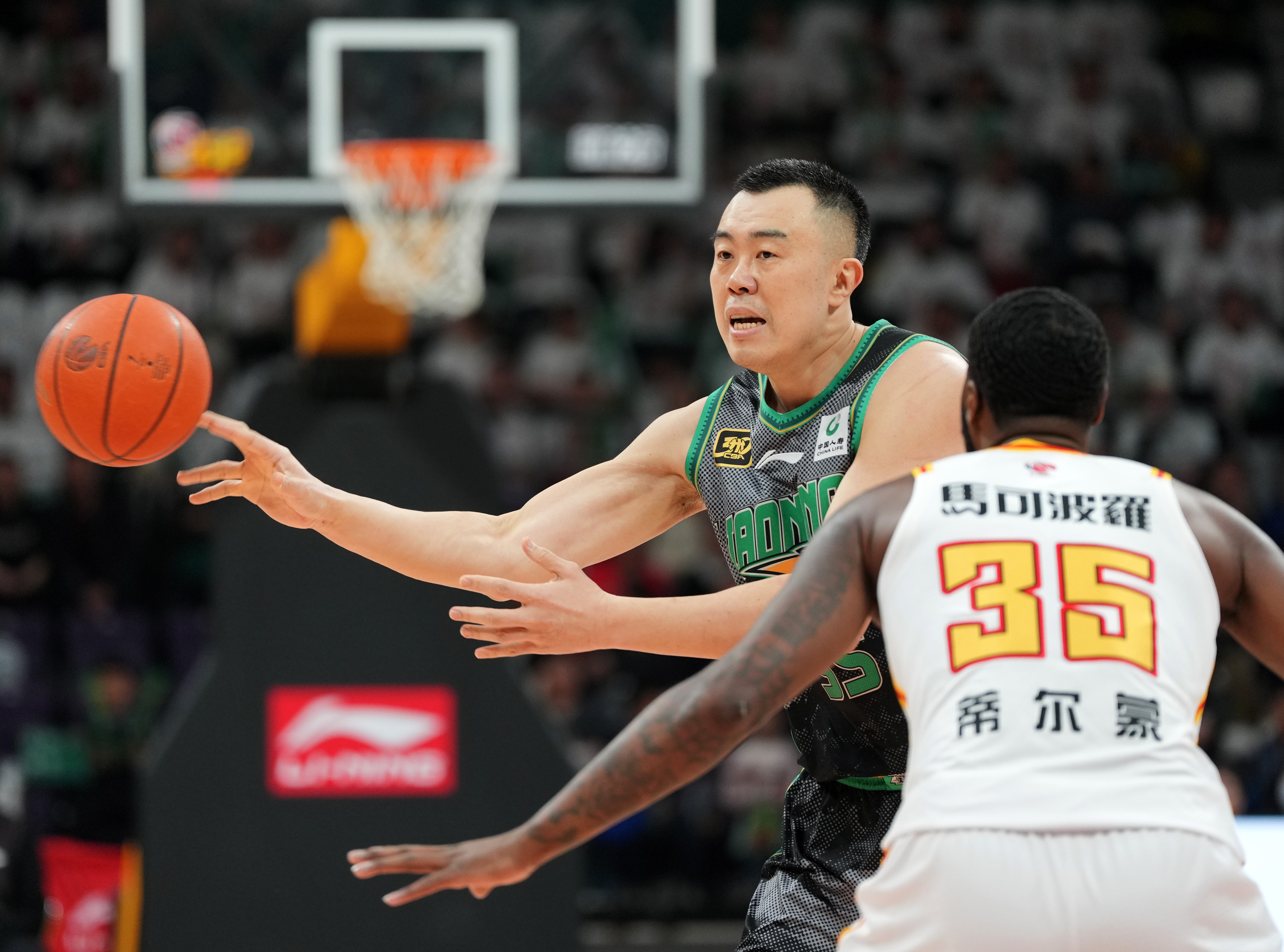 一场激烈的比赛在赛场上展开 一场激烈的比赛在赛场上展开