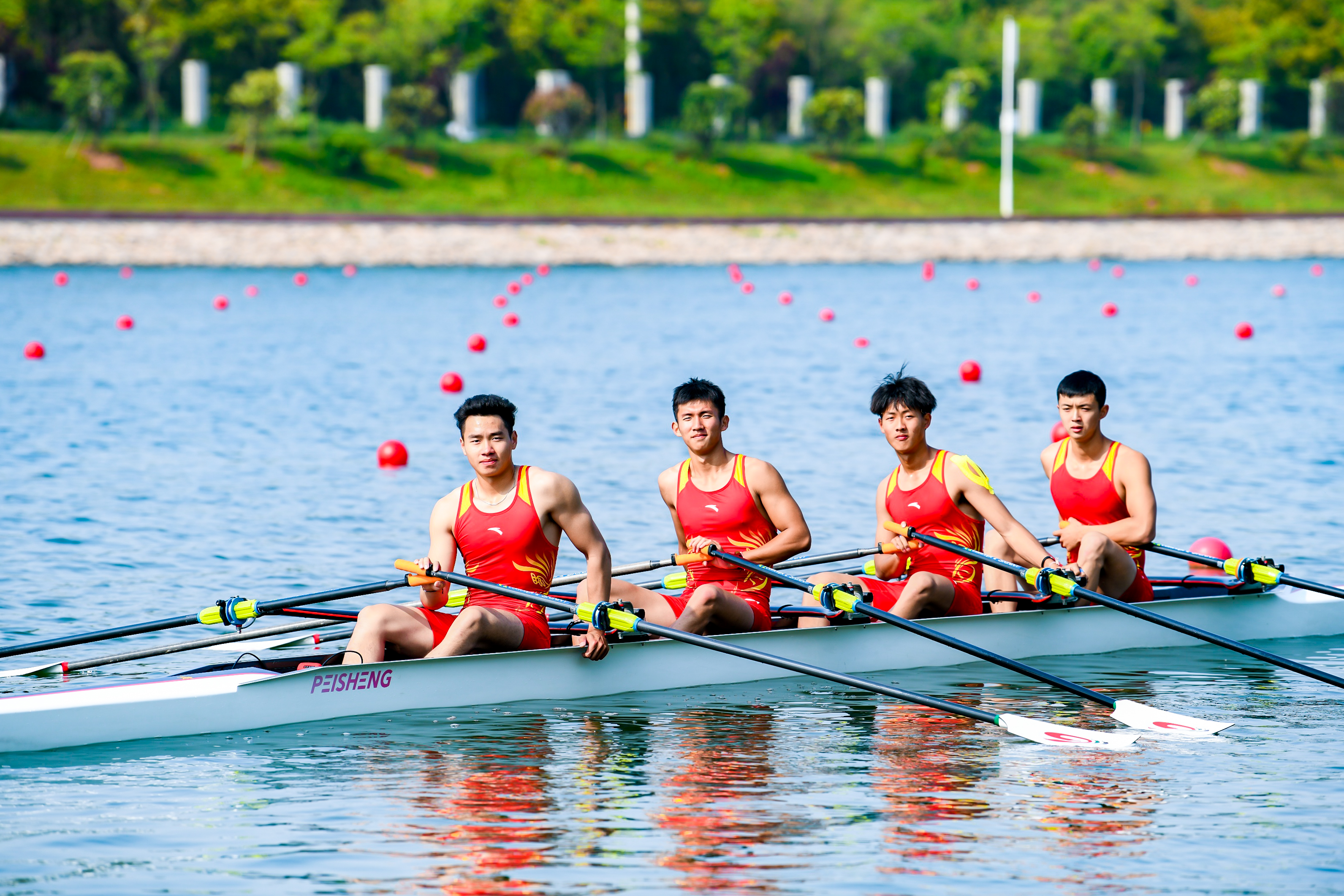 运动员们奋勇争先,赛场上掀起波澜 运动员们奋勇争先,赛场上掀起波澜