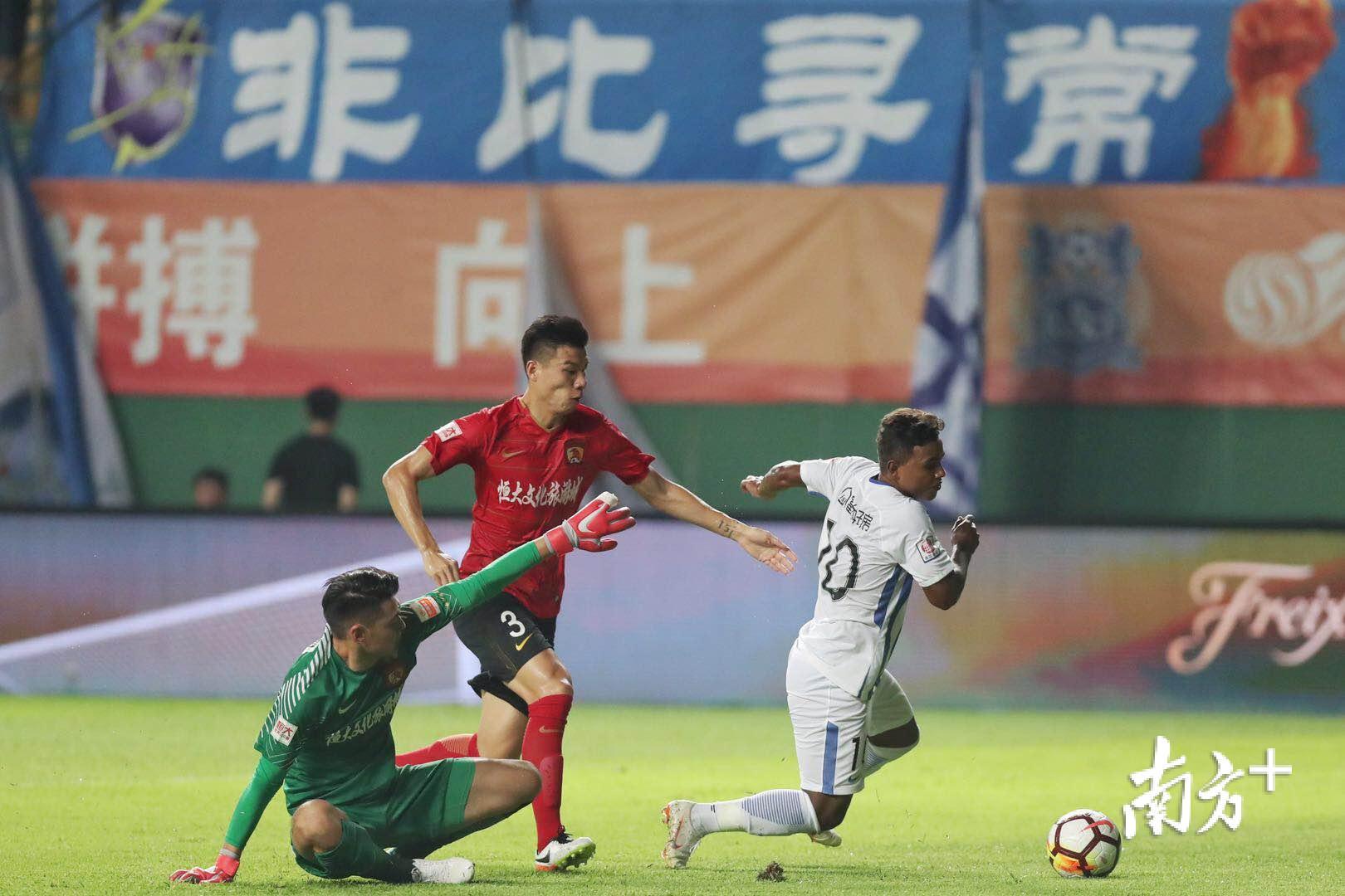 广州恒大客场战胜对手,继续领跑的简单介绍 广州恒大客场战胜对手,继续领跑的简单介绍