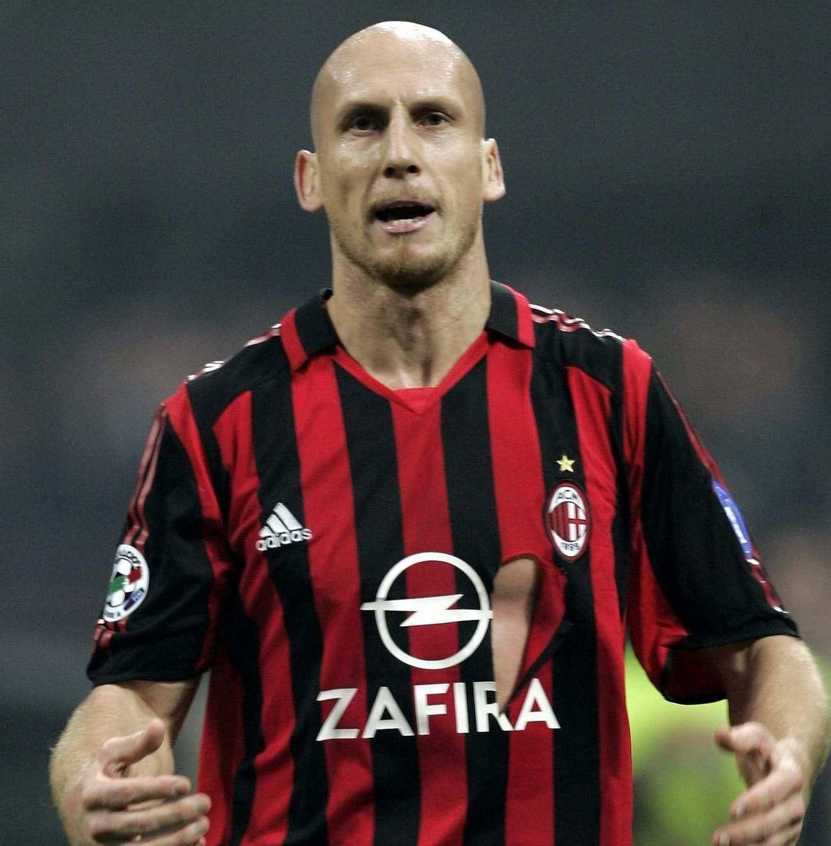 米兰签下新后卫，壮大防线实力的简单介绍