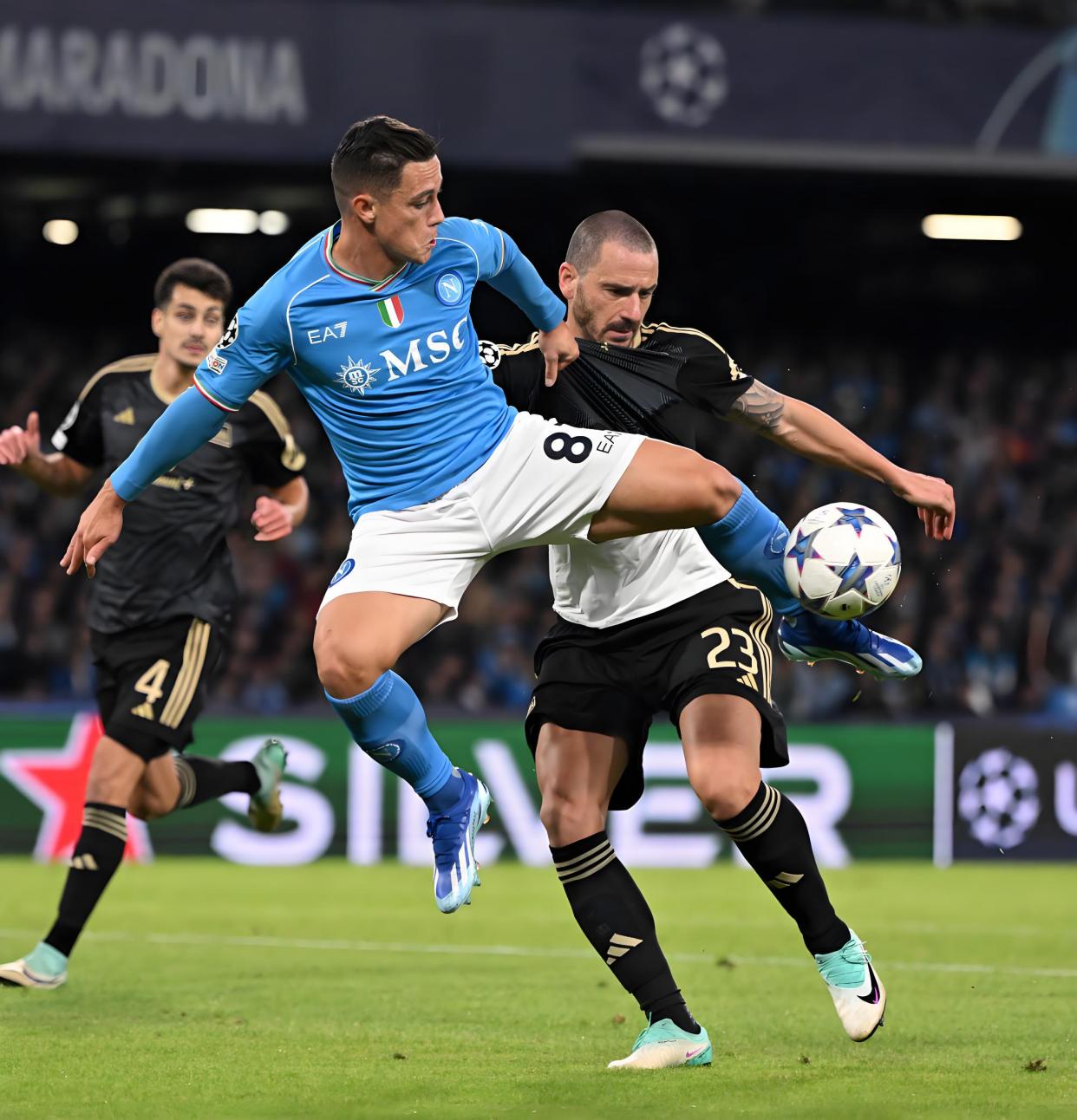 米兰防守失误,被那不勒斯完成逆转 米兰防守失误,被那不勒斯完成逆转