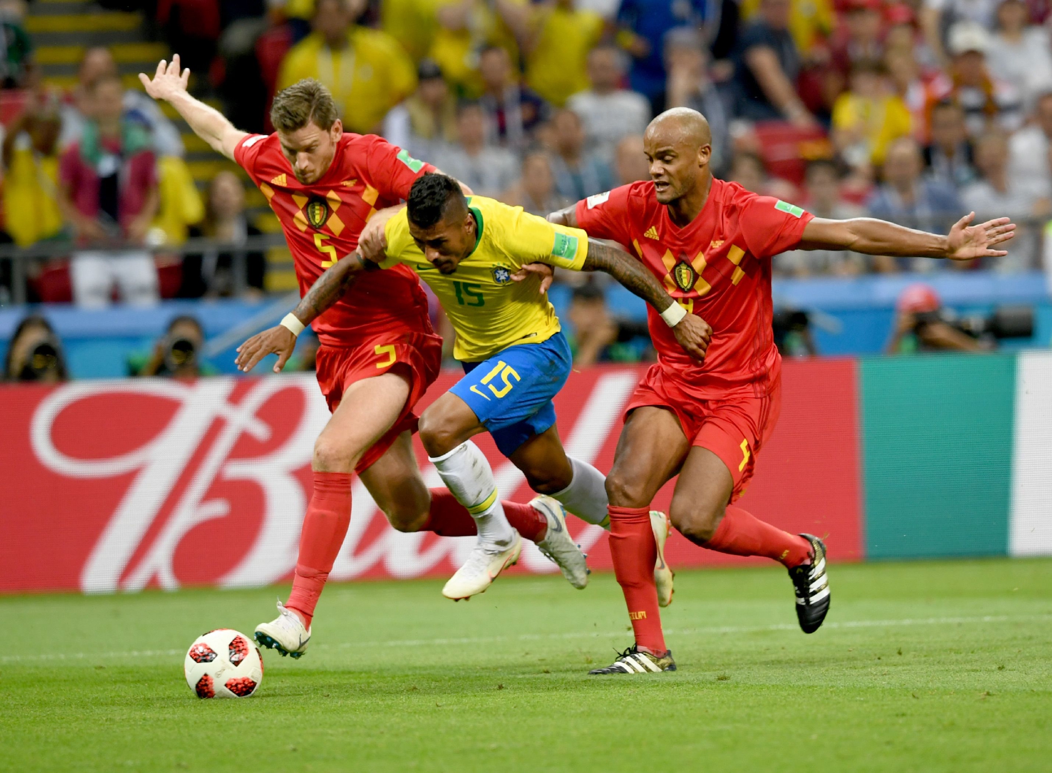 竞技场上的精彩瞬间引发全球热议和关注 竞技场上的精彩瞬间引发全球热议和关注