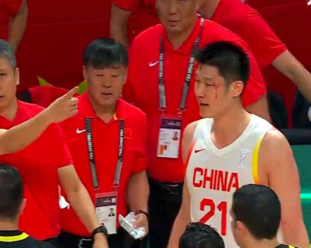 精彩比赛场面连连,球员表现抢眼 精彩比赛场面连连,球员表现抢眼