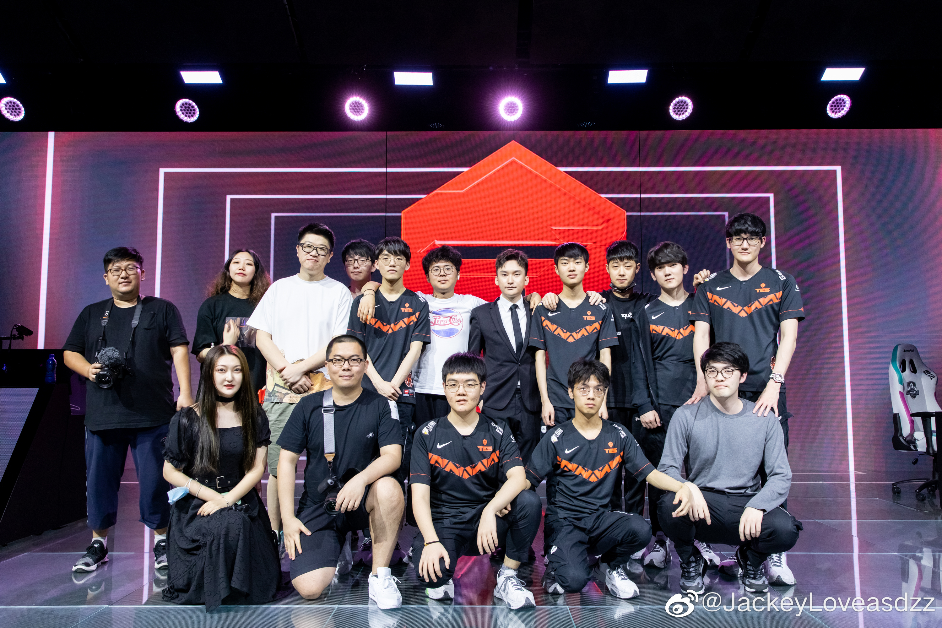 BRO险胜C9,JackeyLove团战一打五峡谷大战四强赛,技惊四座 BRO险胜C9,JackeyLove团战一打五峡谷大战四强赛,技惊四座